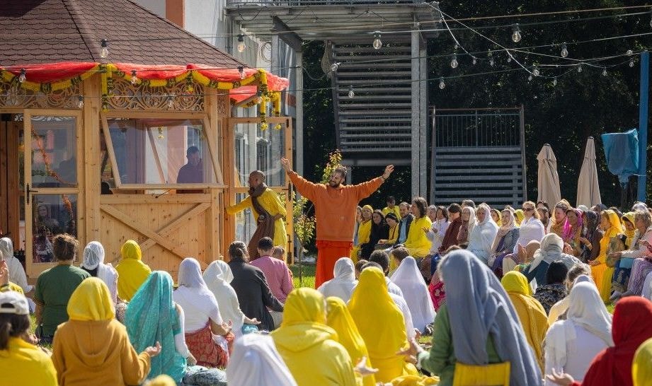 Woman serving food at bhandara